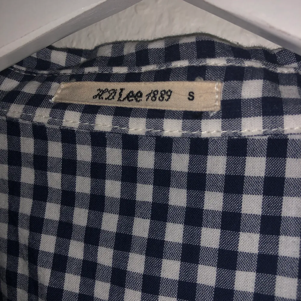 Mörkblå rutig kortärmad skjorta med ficka från LEE. Storlek S. Använd 1-2 ggr. Köparen står för frakt!. Skjortor.