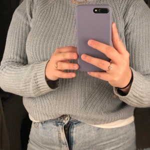 Stickad ljusblå tröja - Säljer denna stickade ljusblå tröjan från HM! Skit snygg och passar till mycket, tyvärr växt ur den! Den är i storlek S och i ett väldigt skönt material! Skriv vid intresse! ❤️❤️