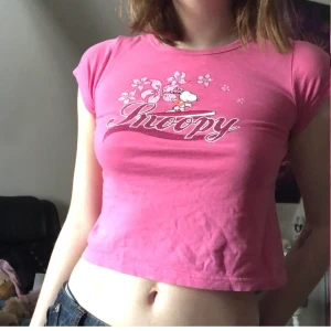 Baby tee - Gullig T-shirt som passar XS-S. Första bilden är lånad, dom andra två är på mej som har storlek S. Kan mötas i Stockholm annars står köparen för frakten!💗