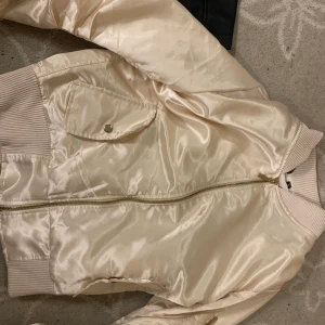 Fin hacka strl m - Fin pärlfärgad jacka strl m 