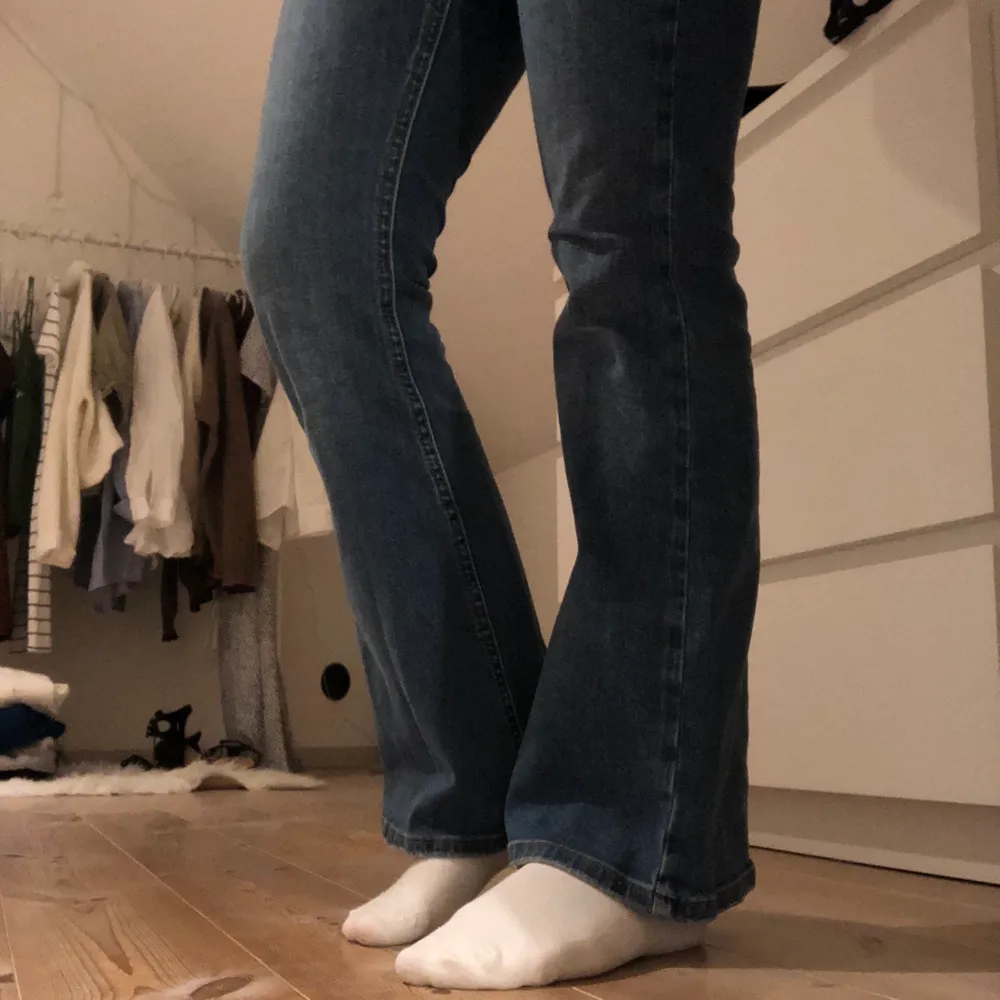 säljer dessa bootcut jeansen från new look då dem är för små för mig. storlek 32, skulle säga mid/low rise. bra skick, skriv för fler bilder! frakt tillkommer, spårbart💖. Jeans & Byxor.