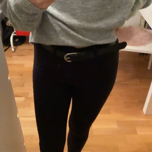 Skärp  - Ett vanligt skärp,säljer för den hsr blivit för stor (har gått ner i vikt) . Säljer för 40 kr, i jättebra skick