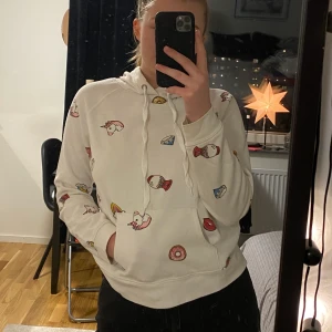 hoodie - hoodie i strl S. Fint skick men lite pågränsen till nopprig på insidan.