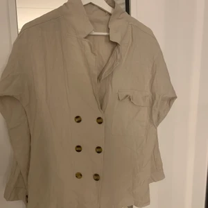 Linneskjorta/kavaj - Superfin oanvänd linneskjorta eller kavaj. Köpt utomlands. Storlek L passar M. Köparen står för frakten, fraktar endast. 