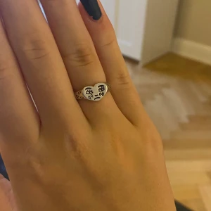 Smile ring - Säljer ett bergränsat antal av dessa as coola ringar, först till kvarn! 149kr och frakten i går i priset ❤️ Ringen är även justerbar!