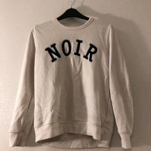 Vit långärmad  - Vit långärmad tröja med tryck. Köpt på Carlings. Storlek XS, men passar S. 59 kr.