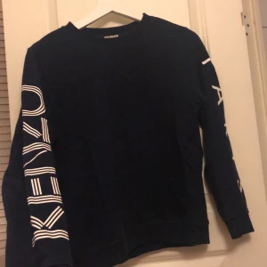 Tröja  - Jättesnygg tjocktröja från Kenzo. Köpt på Zalando för 999kr, skick 7.5/10, säljs för 299kr. Liten i storleken så kan användas som snygg croptopp, sweatshirt eller också till ett barn! 