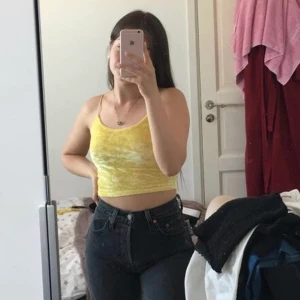 Sammetstopp  - En supersöt gul topp i sammet. Skön och i fint skick! Stl. XS men passar S