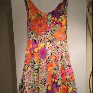  - Den perfekta klänningen till sommaren 😊 
Köpt på H&M. Är i mycket gott skick.
Klänningen har en underkjol som ger kjolen lite puff. 