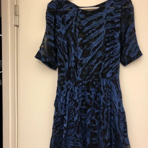 Klänning Whyred s 34 - Underbar klänning från Whyred (en av deras bästa genom tiderna) i storlek 34. Väldigt smickrande passform - tunna axelvaddar (går att ta bort), tight midja och klockad kort "kjol". I rayon/silke. Använd men i fint skick! 