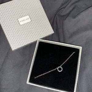 Edblad halsband✨ - Säljer nu detta jättefina halsband från Edblad då det tyvärr inte var min stil. Det är aldrig använt och har bara legat i asken✨Säljes för 200kr & är köpt för 349kr🦋 Asken medföljer🌸 DIAMETER 12 MM, HALSBANDETS JUSTERBARA LÄNGD 38-41 CM. KUBISK ZIRKONIA, BLANKT ROSTFRITT STÅL. NICKELSÄKERT