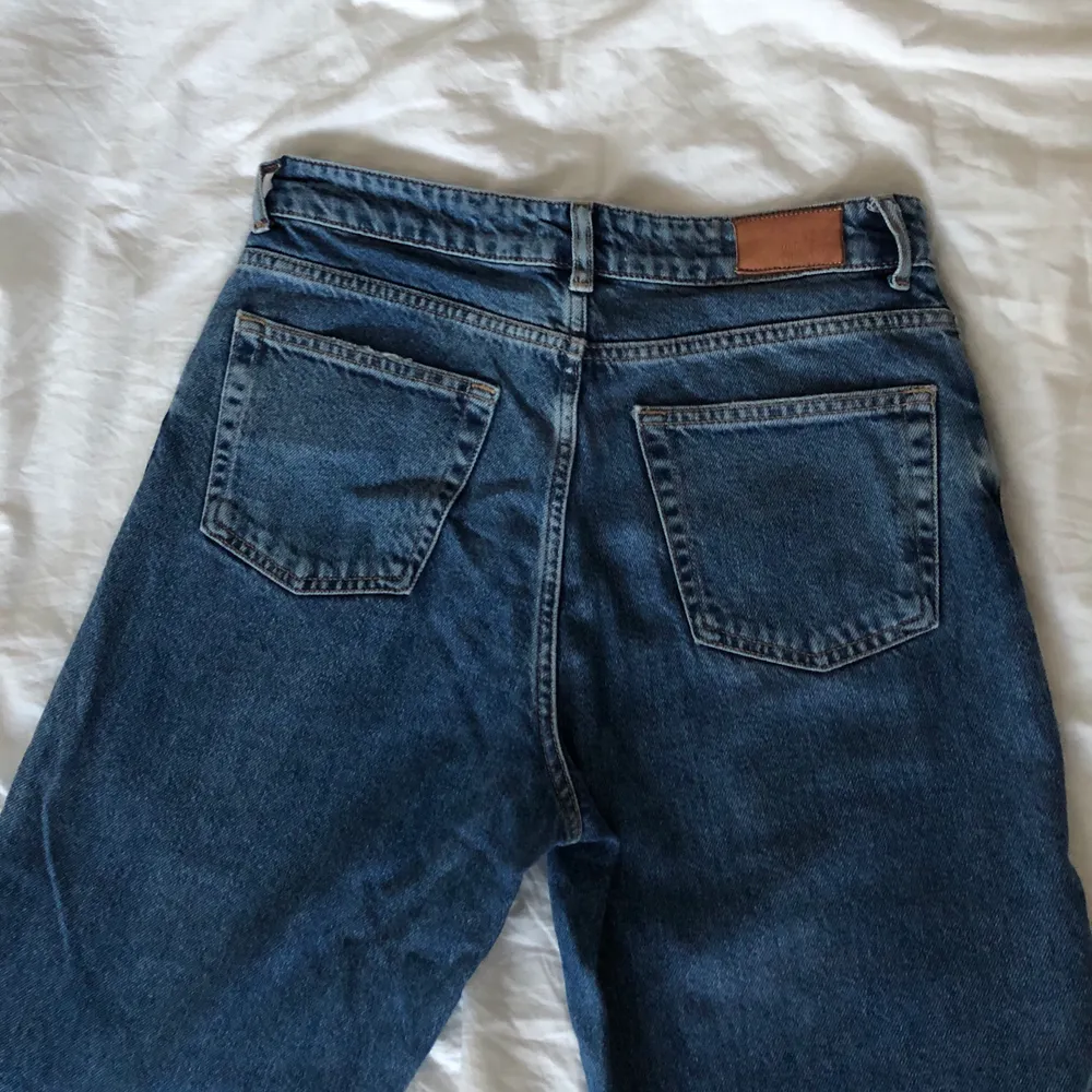 Säljer ett par jeans från Mango i väldigt fint skick! De har hög midja samt slitning vid ankeln. Modellen är ”mom jeans”. . Jeans & Byxor.