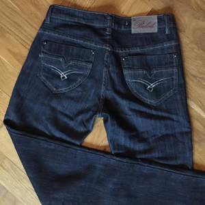 Jeans! - snygga tajta jeans men fin detalj på fickorna. de är tajta hela vägen så de passar jättesnyggt till ett par höga boots 🌹