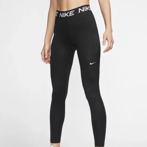 Nike träningstights - Säljer dessa svarta tränings tajts från Nike då det inte passade mig i storleken. Näst intill oanvända prislappen är dock inte kvar. Pris 90kr + frakt ✨