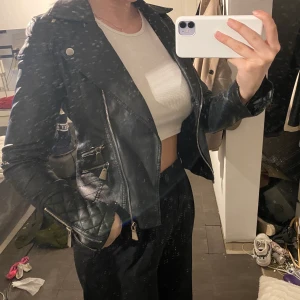 Svart skinnjacka  - Skinnjacka från flamant rosé. Storlek S-M