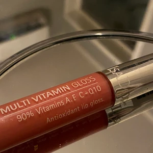 Gloss - Detta gloss från isadora som är använt lite! Har aldrig varit ett fan av läppglans så endast testad några gånger! Fint skick och har för mig att det var ganska dyrt!