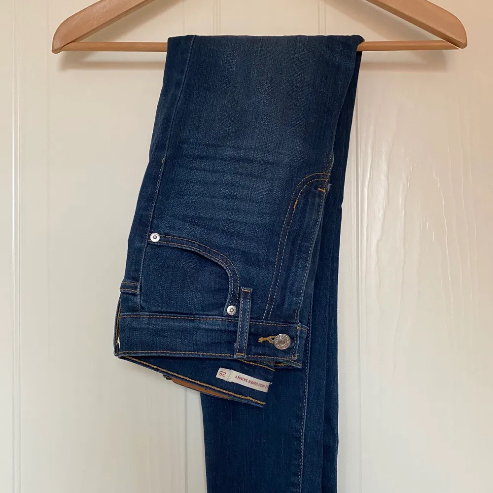 Ett är mile high super skinny jeans från Levis i storlek 25. Endast använd 1-2 gånger! De är i nyskick. Originalpris: 1100kr Köpare betalar för frakt! :) . Jeans & Byxor.