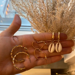 Guldiga smycken🤎✨ - Ringarna sålda! Tre par superfina örhängen i guldfärg. Nästintill aldrig använda! Spritas såklart innan de skickas! 40kr styck eller alla för 100kr. Frakt på 22kr tillkommer🥰