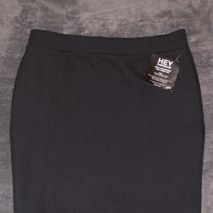 Kjol  - En julklapp jag fick som inte passar mig, den är inte stretchig men den är formad vid höfterna. Ingen aning vad denna kjol kunnat kostat, så jag tänker sälja den för 40kr. Testat den endast 1 gång är rätt så ny! Den slutar precis innan mina knän och jag själv är 1,67cm lång. 