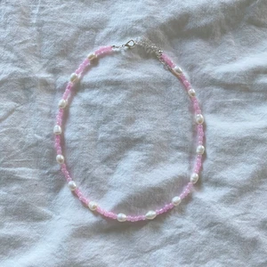 Isabelle Halsband - Här är Isabelle och halsbandet från hennes kollektion i favoritfärgen rosa!!💗 Isabelle älskar tyllkjolar och rosetter, speciellt i färgen rosa. Hon gillar även att dansa och brottas🧸 20% av varje produkts vinst går till Barncancerfonden. Kolla in våra andra kollektioner🥰