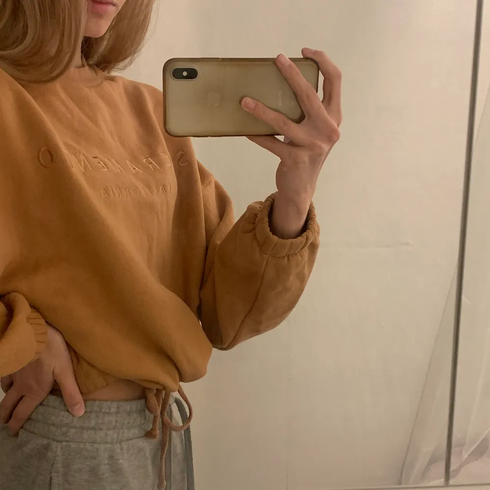 ”Brun” sweatshirt från primark i storlek xs. Köpt sommaren 2019 och använd 5 gånger . Tröjor & Koftor.