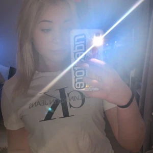 Calvin klein jeans t-shirt vit - Calvin Klein jeans t-shirt vit, den är i rätt så bra skick, storlek S , inga fläckar. 