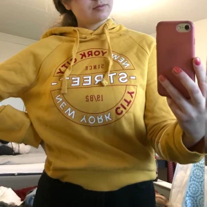 Gul hoodie  - Gul hoodie från GinaTricot, använd fåtal gånger- som ny! Storlek XS. Passar XS-S. (Jag är normalt S). 50kr + frakt 💖