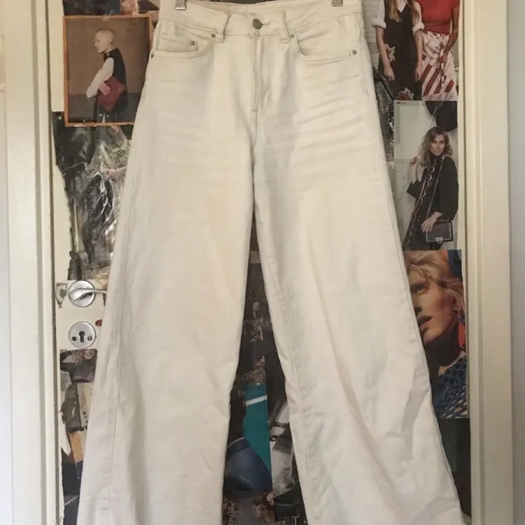 Croppade, vita, flared jeans från H&M. Fransiga vid nederkanten och slutar strax ovanför ankeln (168 cm). Köpta på H&M 2018 och i använt skick, därav priset. . Jeans & Byxor.