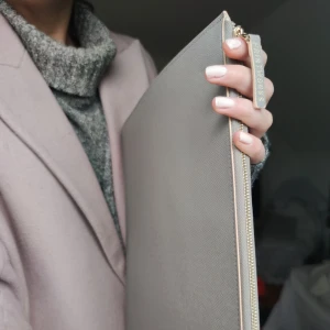 Datorfodral Printworks - det ljusgrå datorfodralet från Printworks med ljusrosa detaljer. Köpt på Vallgatan i Göteborg. Passar min dator som är 13.5 tum men framförallt större då det är gjort för 15 tum! Ev frakt står köparen för. 