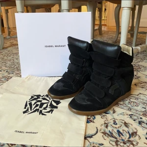 Isabel Marants - Inköpta på Isabel Marant i NK Stockholm för ca 5000 kr. Använda men i gott skick.