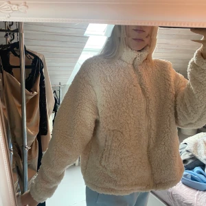 Teddy Jacka/Kofta - Söt och mysig Teddy jacka från H&M, aldrig använd! Kontakta för fler bilder, KÖPAREN STÅR FÖR FRAKTEN💜