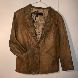 Läderjacka vintage  - Vintage läderjacka med så fint foder!! Axelvaddar. Frakt tillkommer alt. Avhämtning i Stockholm