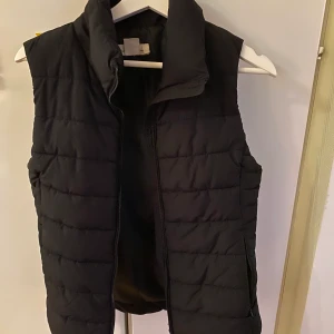 Svart väst  - Knappt använd och inte längre min stil. Bra kvalite 