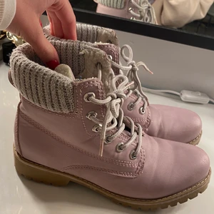 Skor  - Säljer mina vinter ”boots”! Dom är från Duffy i storlek 38! Knappt använda men har nått svart ”sträck” på vänster sko, har inte testat ta bort den men är nästan säker på att den går bort! Annars är dom helt felfria! Nypris 500kr! Säljer för 100+frakt! 