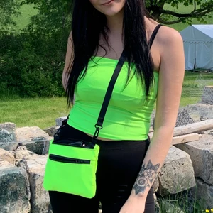 Väska  - Gulgrön väska, använd en gång. Köpare står för frakt, möts ej upp! 🌸