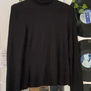 Supersnygg och skön, svart polo tröja från HM, kommer tyvärr inte till användning, storlek M. Köpare betalar frakten! ❄️💕