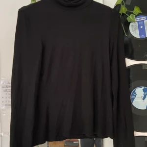 Svart polotröja - Supersnygg och skön, svart polo tröja från HM, kommer tyvärr inte till användning, storlek M. Köpare betalar frakten! ❄️💕