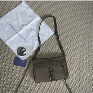 Rebecca Minkoff väska - INTRESSEKOLL på min så fina Rebecca Minkoff väska som passar till nästan allt! Säljer då den inte kommer till användning längre, skriv om ni är intresserade💗