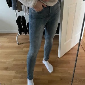 Jeans Nakd - Blå/gråa tighta jeans. Använda en gång. Är stretsigha i materialet. Högmidjade. 