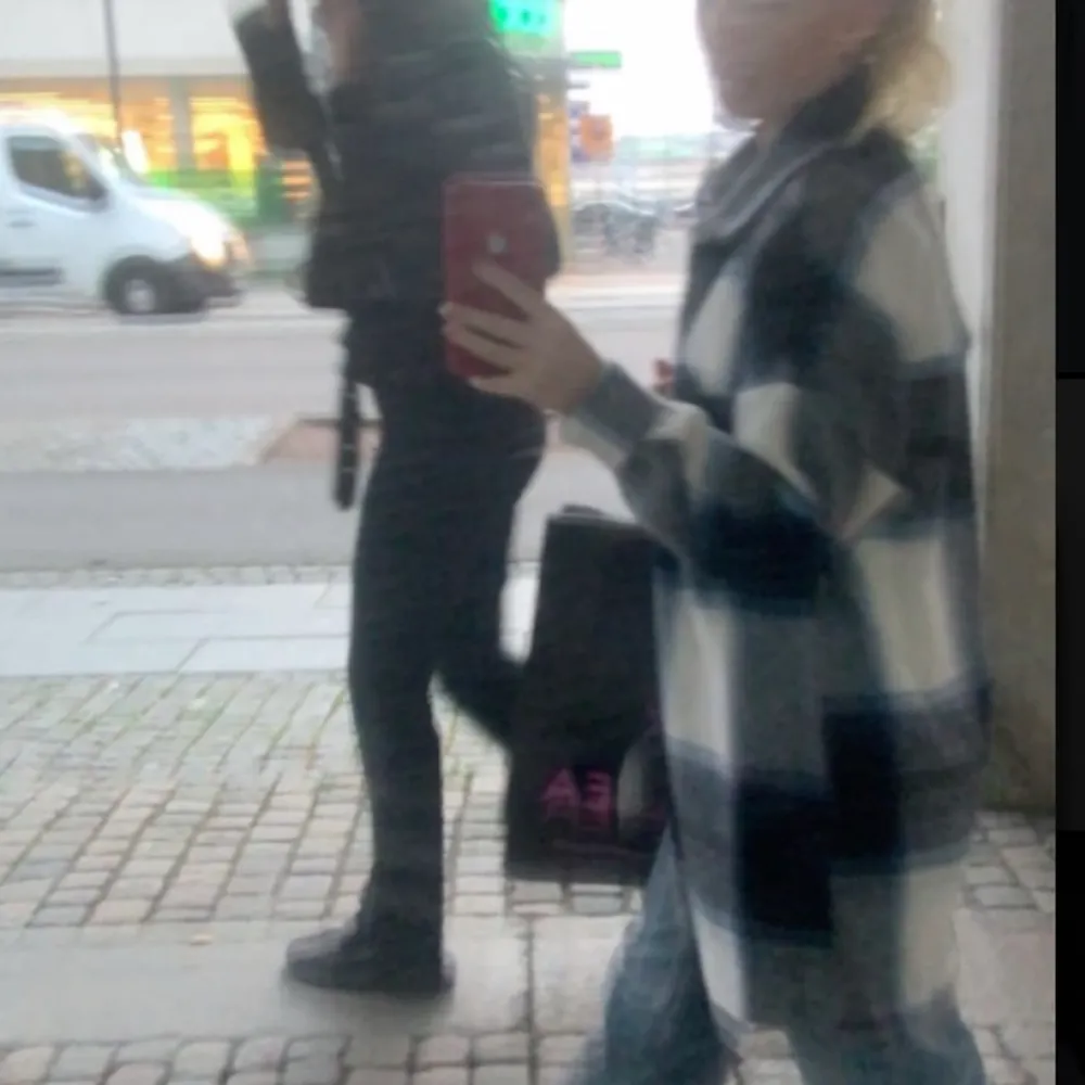 Säljer denna rutiga jacka endast använd 1 gång så den är i nyskick! Nypris 800kr. Tveka inte på att höra av dig om fler bilder! Frakt ingår redan i priset🤎🐻. Takit.