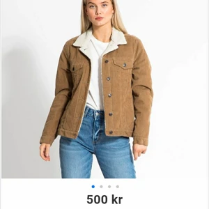 Fodrad manchesterjacka - Manchesterjacka!! Nypris var 500 kr och den är i bra skick.🥰