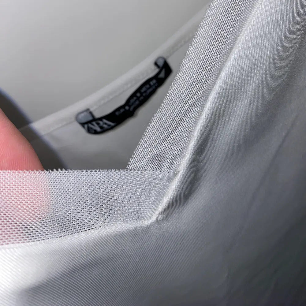 Snyggt vitt linne köpt från från zara sommaren 2020, med en tunn kant av spets längst upp (bild 3). Endast använt 2 ggr pga för litet. Pris + 45kr frakt, hör av er vid frågor! 🦋. Toppar.