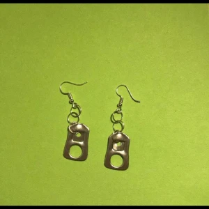 Örhängen  - Silvriga coola örhängen. Med burk öppnare :)