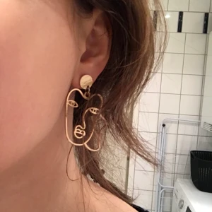 Guldörhängen från monki - Snygga och fina ”guld” örhängen från monki! I bra skick :) 20kr+frakt för båda. köparen betalar för frakt❤️