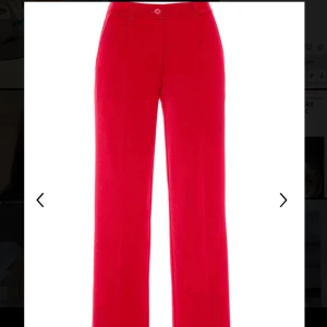 Röda kostymbyxor❤️❤️❤️ - Säljer mina röda kostymbyxor från Cubus. Storlek 36. Använt dem 1 gång på midsommar. Säljer pga är för små för mig!! Köpta för 400kr❤️köparen står för frakten!!