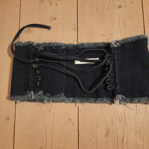 Jeans korsettbälte från nakd i stl xs - xxs som knappt har använts därav säljs👍🏻