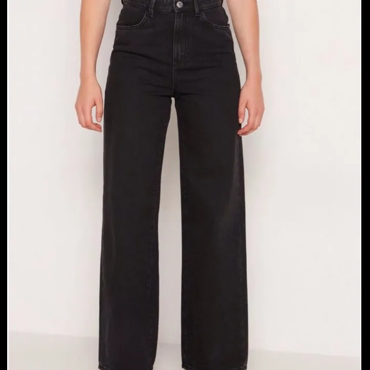 As snygga gråa vid jeans, köpta på Cubus, använda några få gånger så i fint skick! Skriv vid intresse💞  Pris 80kr +  frakt (63kr)✨. Jeans & Byxor.