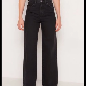 Vida Jeans  - As snygga gråa vid jeans, köpta på Cubus, använda några få gånger så i fint skick! Skriv vid intresse💞  Pris 80kr +  frakt (63kr)✨