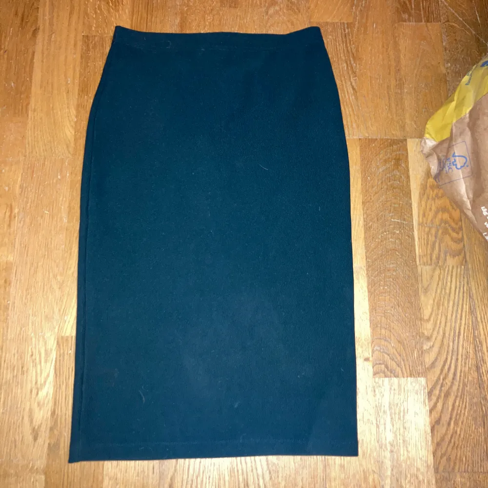 Fin mörkgrön pennkjol från Forever 21 i ribbat material. Det är svårt att få till färgen på bilden men kjolen är mycket mer mörkgrön i verkligheten. Storleken är S. Säljer pga ingen använding och kjolen är i super skick.. Kjolar.