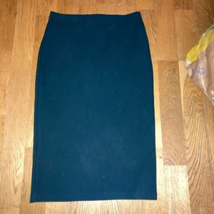Mörkgrön penn kjol från Forever 21 - Fin mörkgrön pennkjol från Forever 21 i ribbat material. Det är svårt att få till färgen på bilden men kjolen är mycket mer mörkgrön i verkligheten. Storleken är S. Säljer pga ingen använding och kjolen är i super skick.